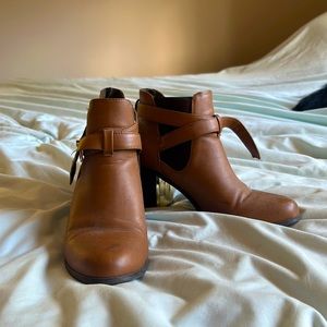 Size 8 brown ankle high boots